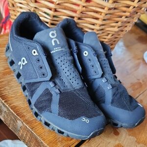 On Running Athletic Navy Blue‎ on cloud